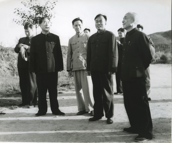 1964年11月，李富春、薄一波同志视察生物所