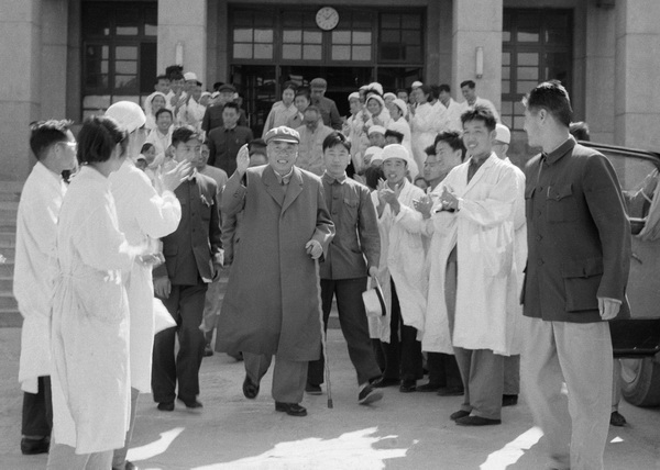 1965年3月，全国人大常委会委员长朱德视察生物所