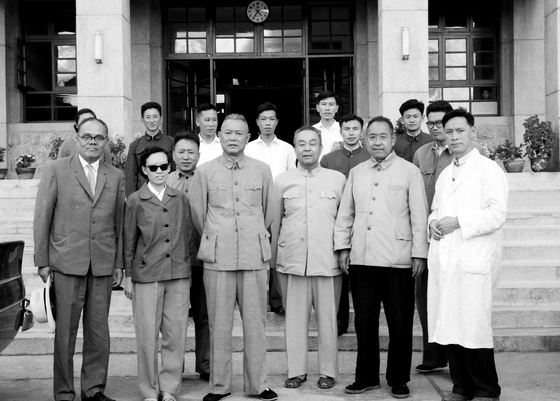 1965年，国务院副总理李先念视察生物所