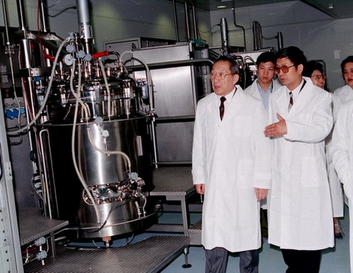 1998年5月，中共中央政治局常委、国务院副总理李岚清视察生物所