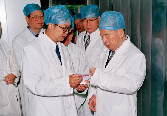 2000年6月，中共中央政治局常委、中央书记处书记尉健行视察生物所